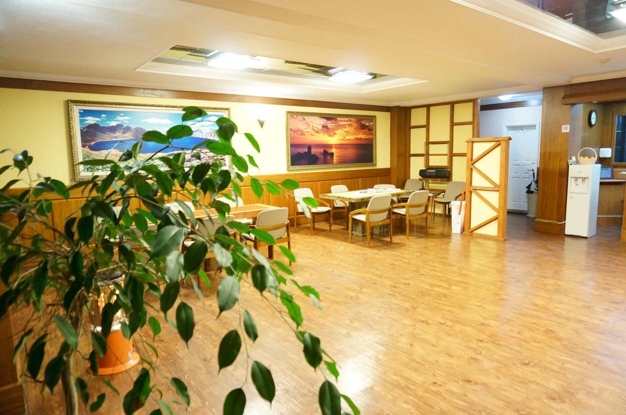 Park Beach Hotel Jeju Exteriör bild