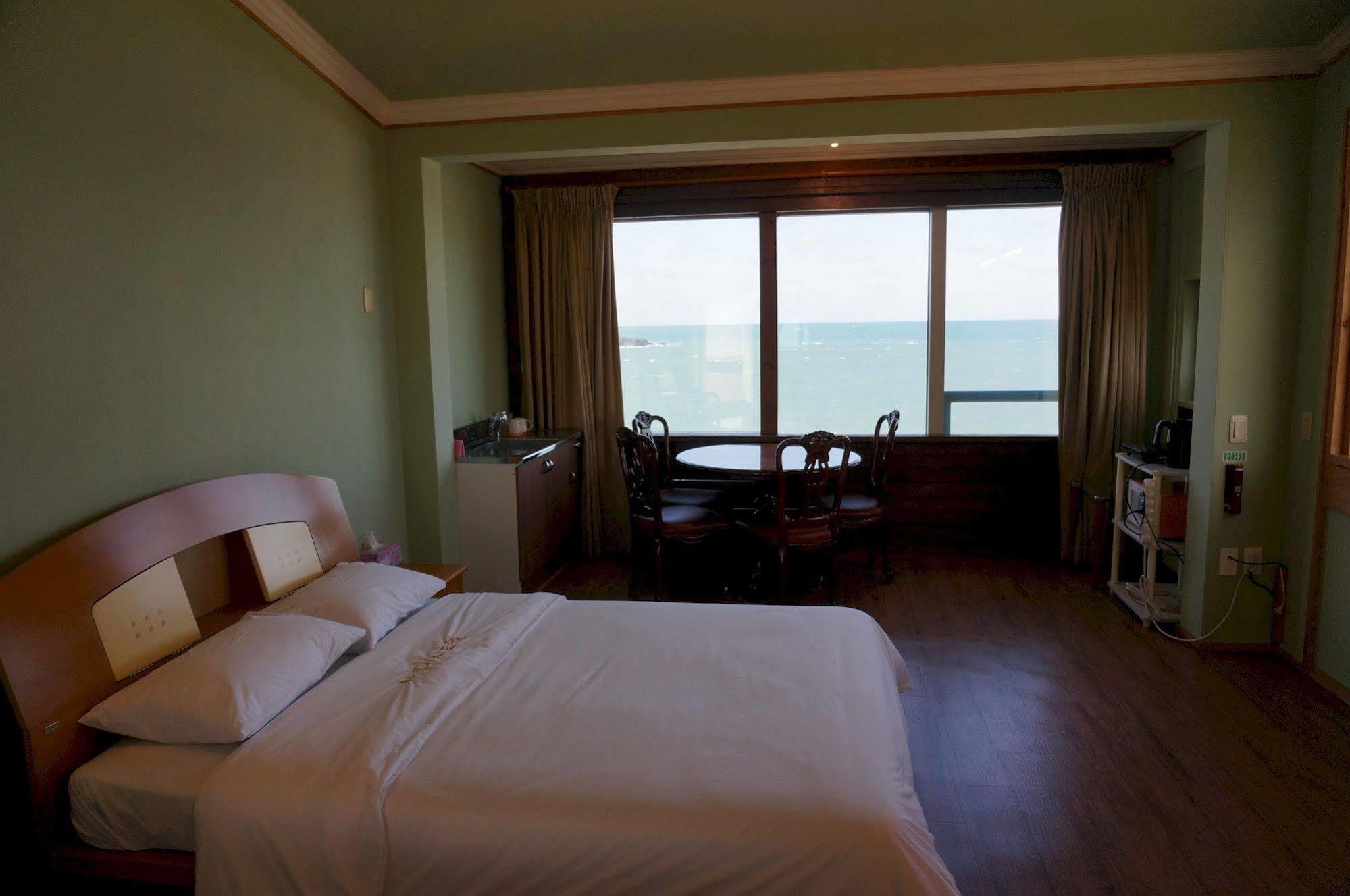 Park Beach Hotel Jeju Exteriör bild