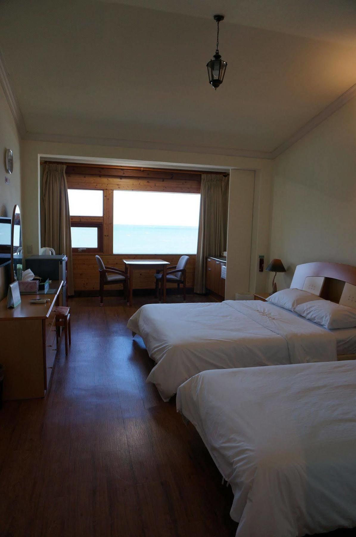 Park Beach Hotel Jeju Exteriör bild