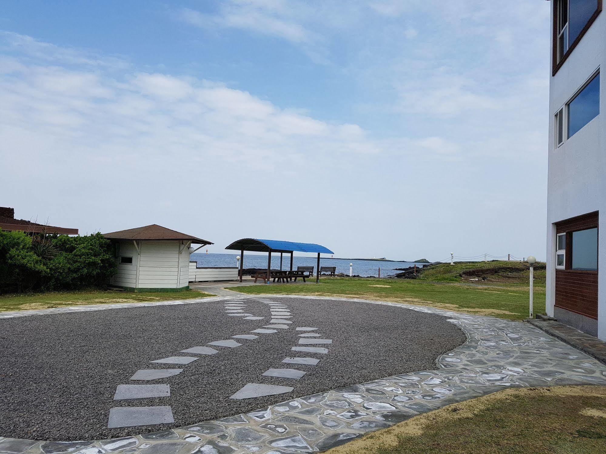 Park Beach Hotel Jeju Exteriör bild