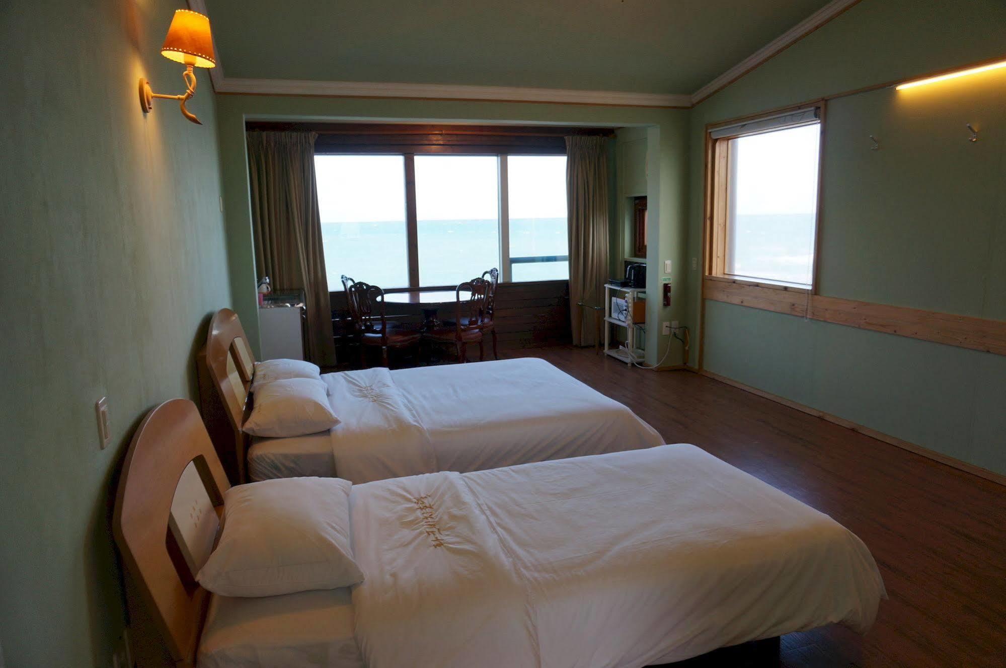 Park Beach Hotel Jeju Exteriör bild