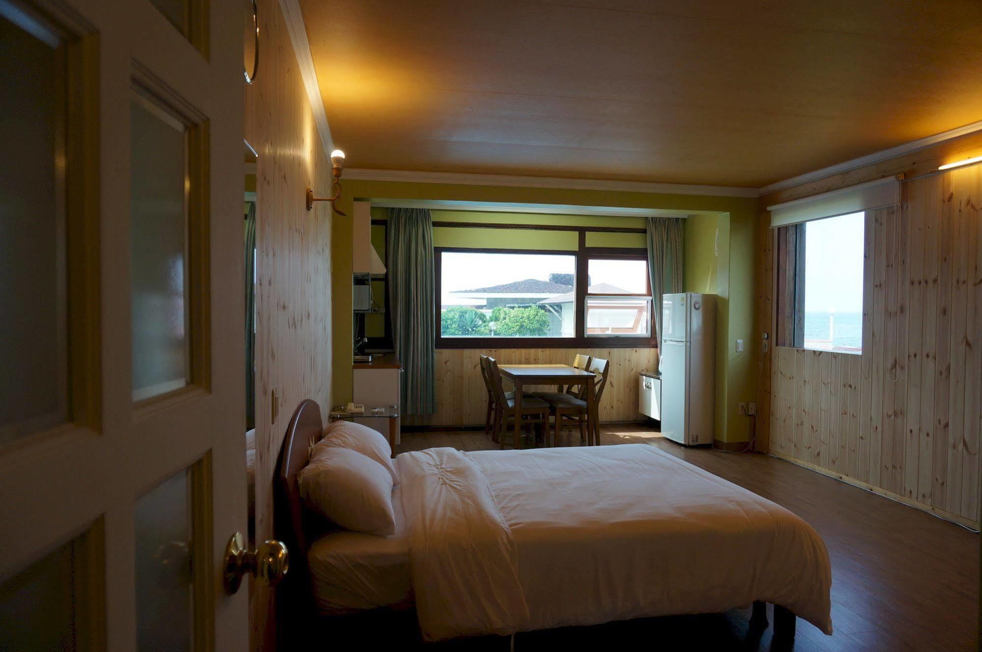 Park Beach Hotel Jeju Exteriör bild