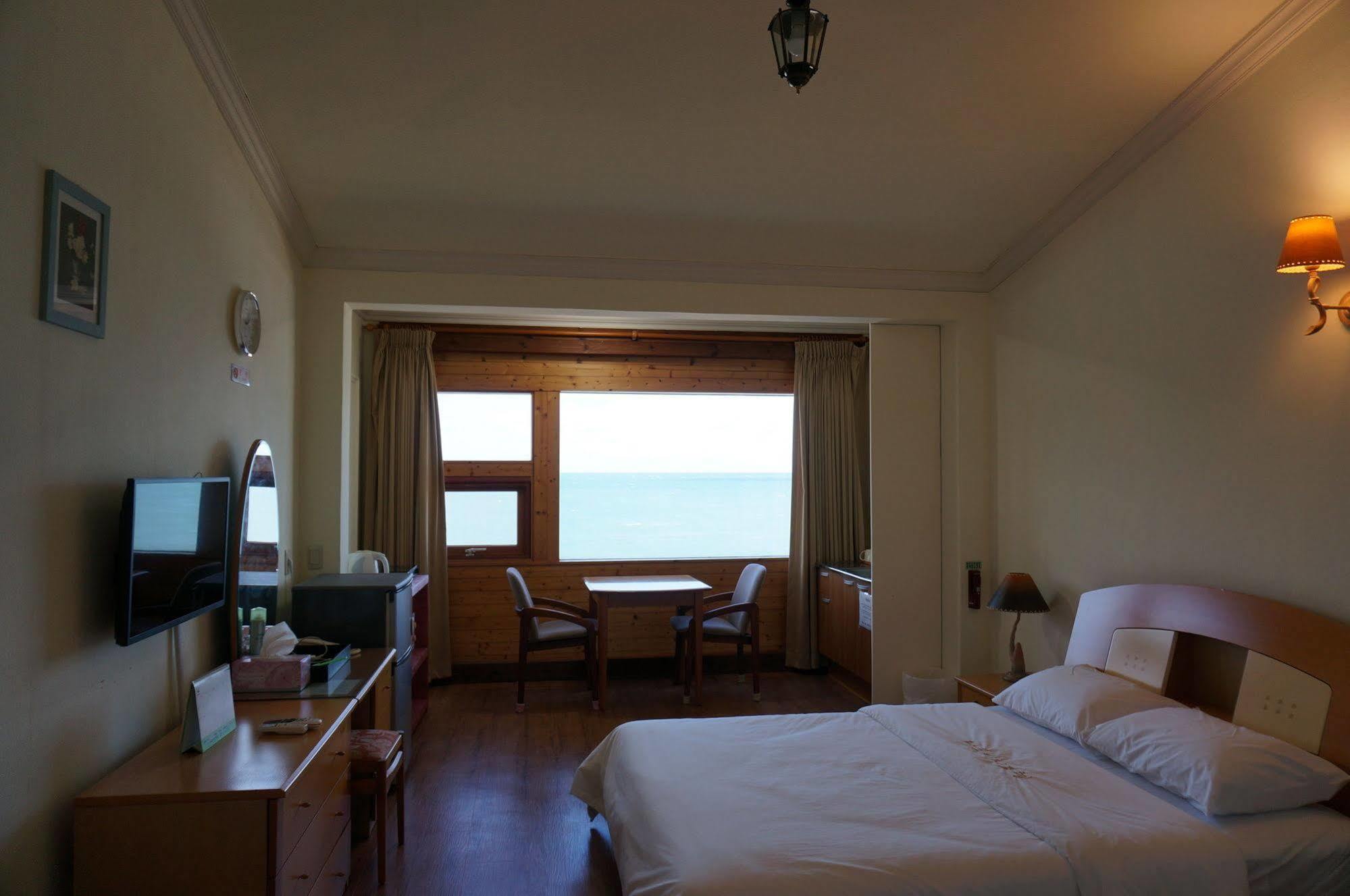 Park Beach Hotel Jeju Exteriör bild