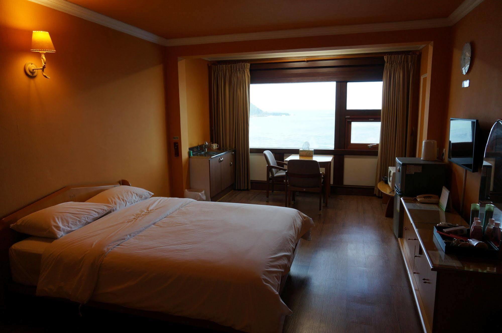 Park Beach Hotel Jeju Exteriör bild